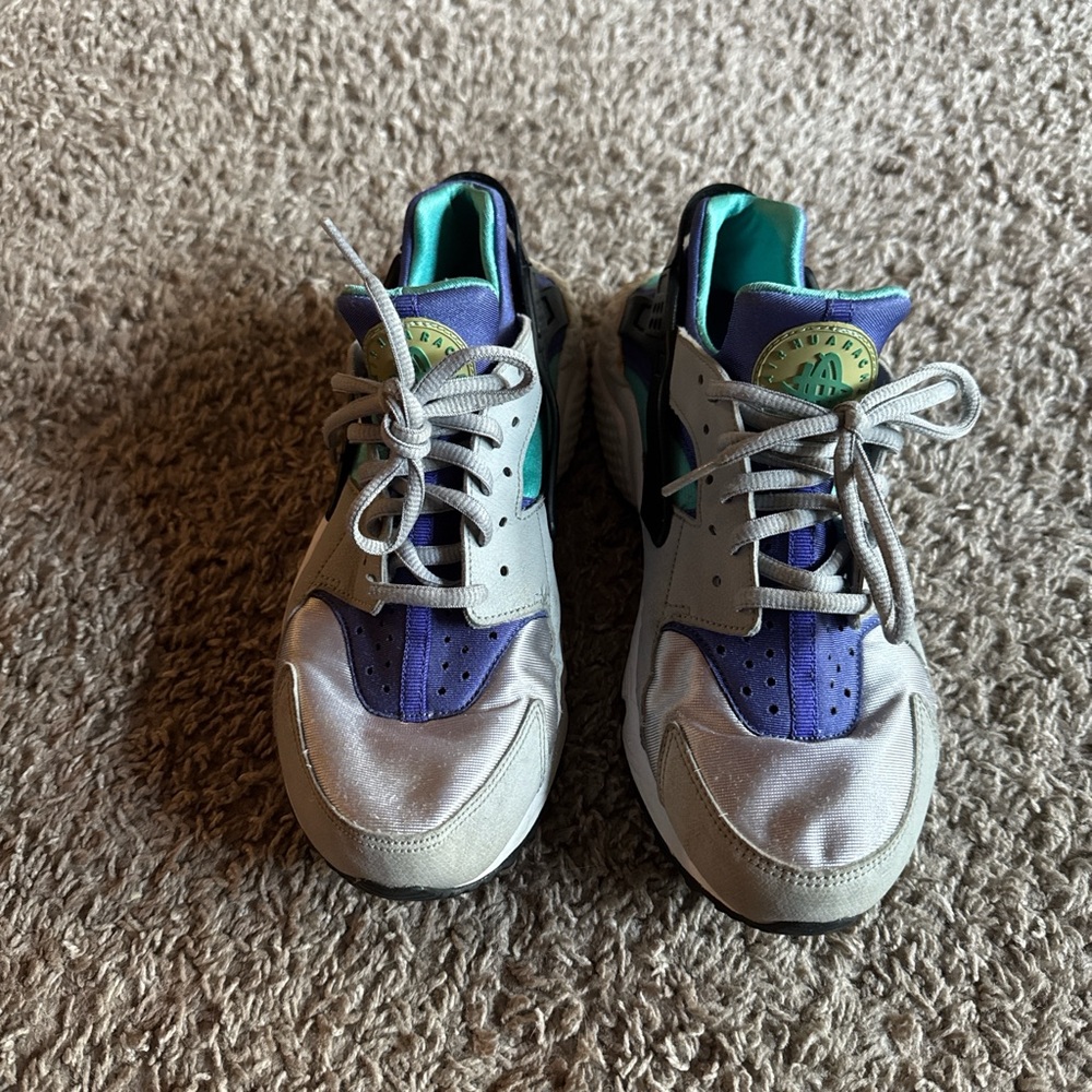 Nike Gray and Purple Sneakers Dynamic Design